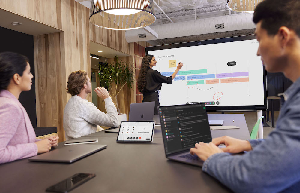 Ein Team arbeitet in eienm Meeting kreativ an dem Webex Board Pro zusammen