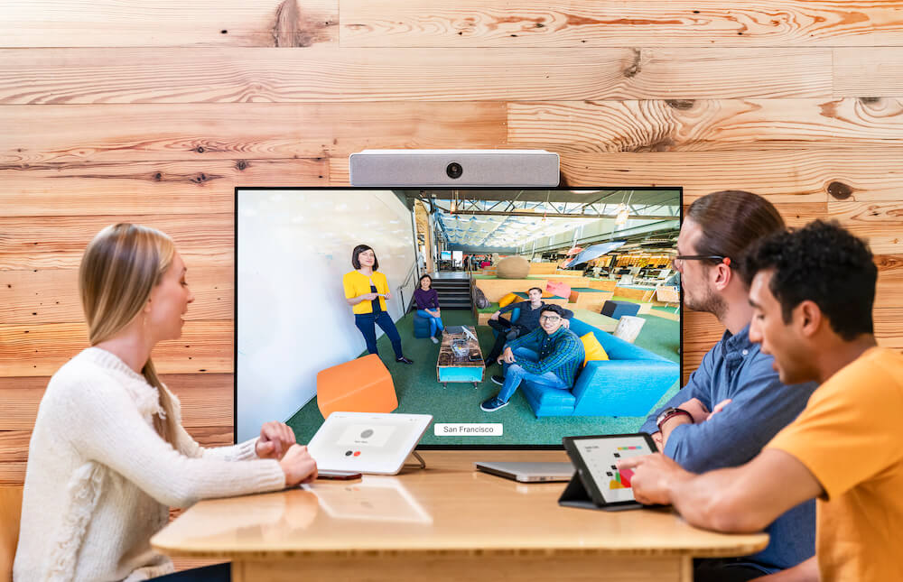 Ein kleines Team arbeitet &uuml;ber das Room Kit mit anderen Teammitgliedern hybrid zusammen