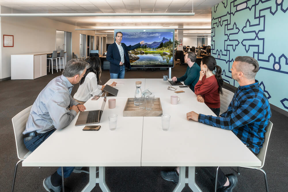 Ein Mann pr&auml;sentiert seinen Kollegen ein aktuelles Projekt an dem Webex Board Pro