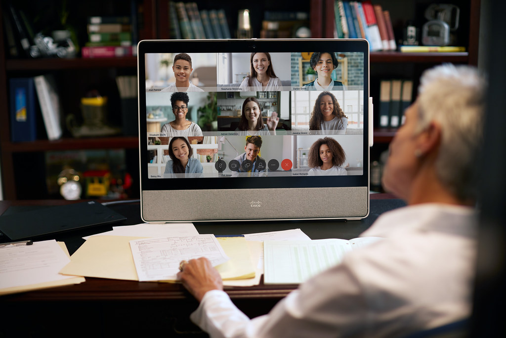 Ein Mann nimmt &uuml;ber seine Webex Desk an einem Online-Meeting aus dem Homeoffice teil.