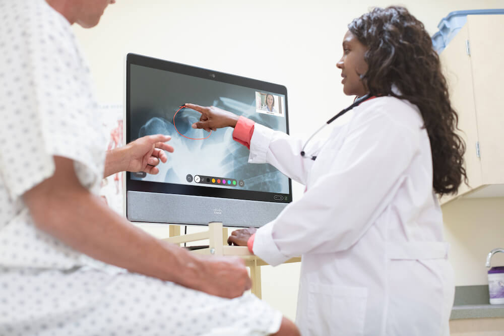 Die Webex Desk Pro wird von einer Ärztin zum Illustrieren der Verletzungen in einem Röntgenbild genutzt.