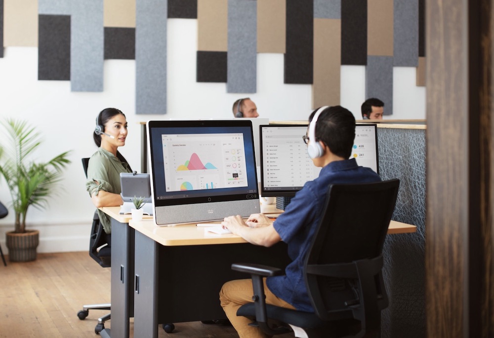 Ein Mann arbeitet in einem B&uuml;ro mit der Webex Desk Pro.
