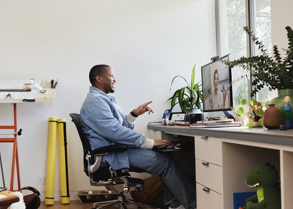 Ein Mann nutzt die Webex Desk Camera f&uuml;r Meetings aus dem Homeoffice