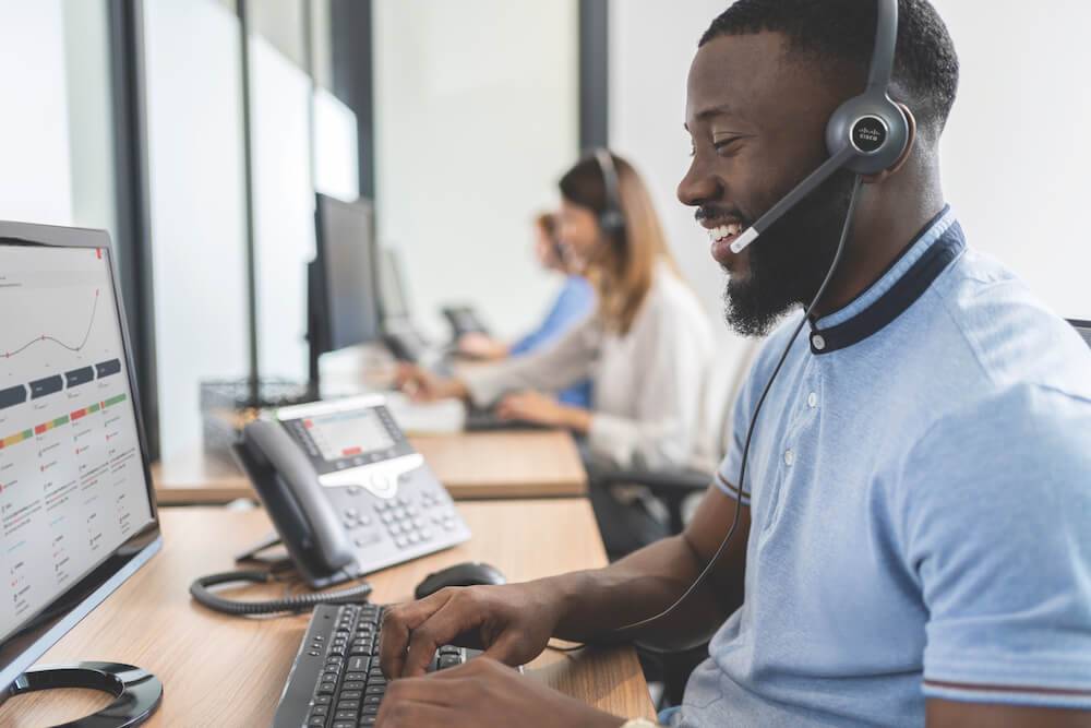 Ein Mann telefoniert im B&uuml;ro mit dem Cisco Headset