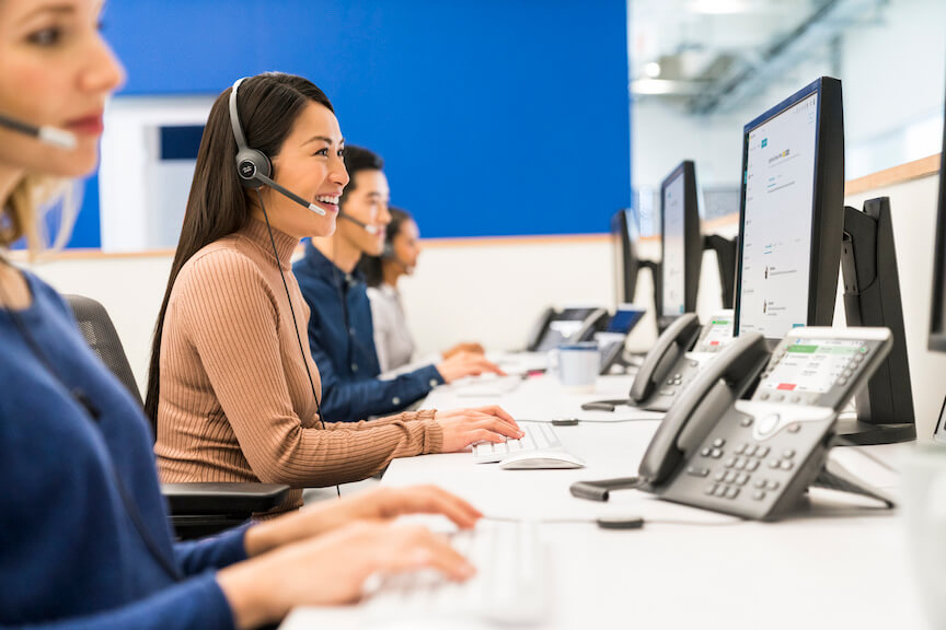 Eine Frau telefoniert &uuml;ber das Headset und das Cisco IP-Telefon