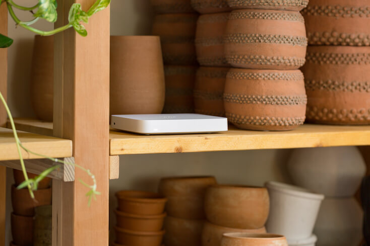 Der schlichte Security Gateway ist in einem Regal neben den Produkten untergebracht