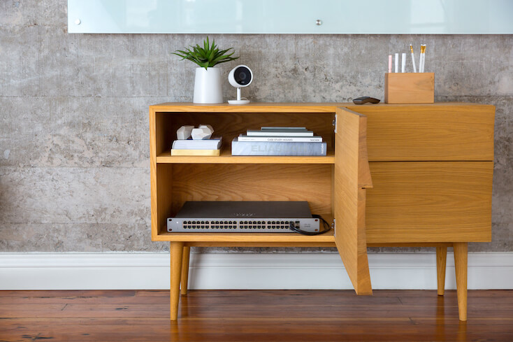 Der Port Switch mit 48 Zugängen in einem Schränkchen