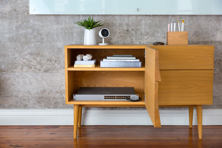 Der Port Switch mit 24 Zugängen in einem Schränkchen